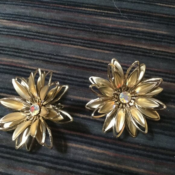 Lot of vintage brooches, clip on earrings and a couple necklaces different sizes - Picture 2 of 16